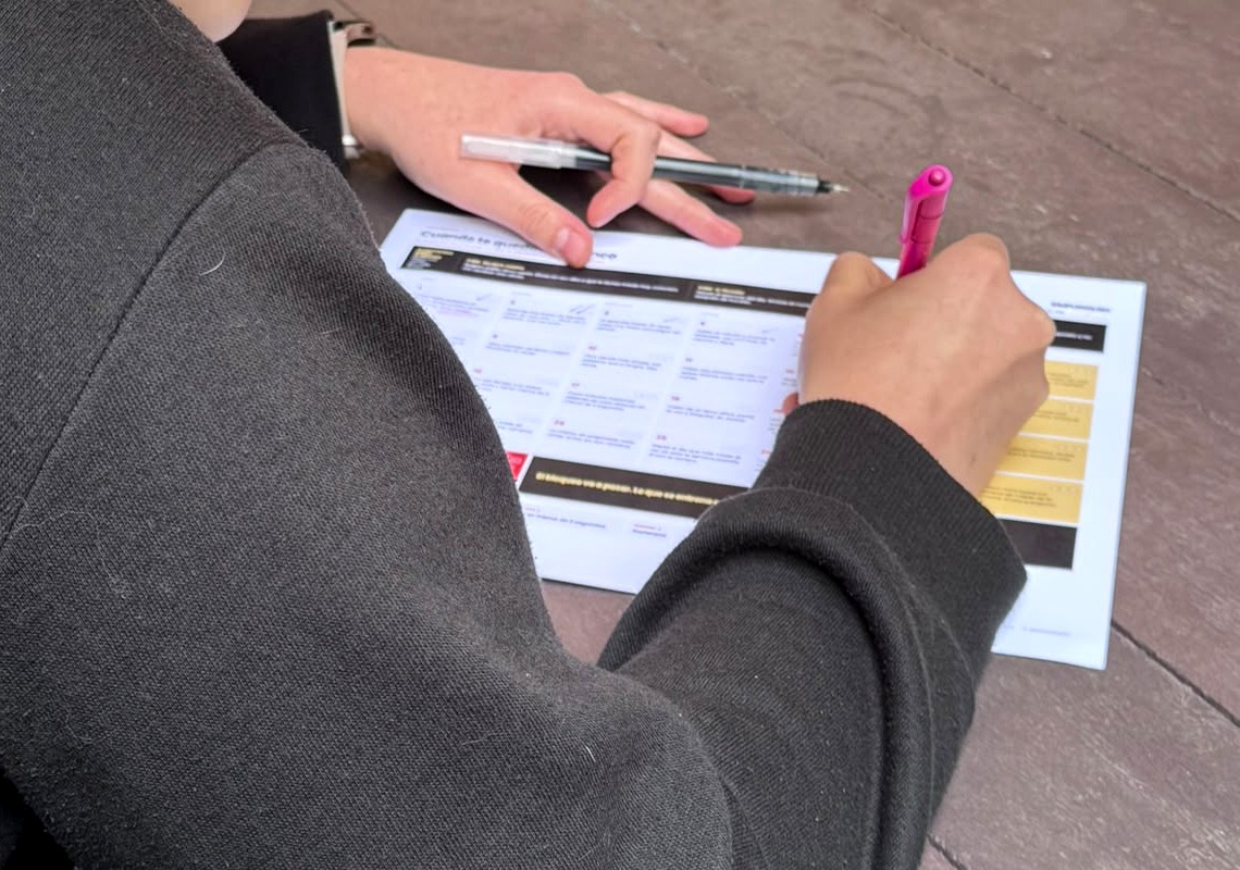 Una persona marcando su calendario de entrenamiento a mano
